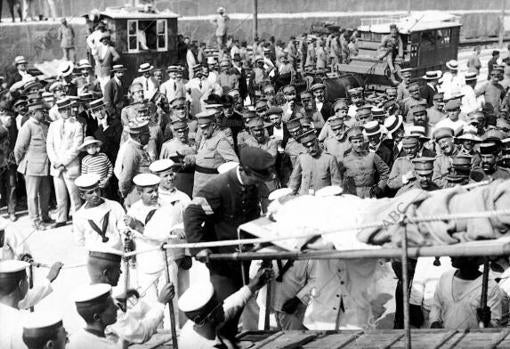 Desembarco de los Heridos del Cañonero &quot;general Concha&quot;, en el puerto de Melilla